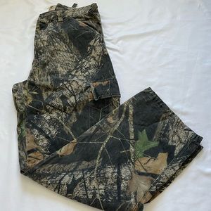 “Mossy Oak Apparel” cargo camo pants